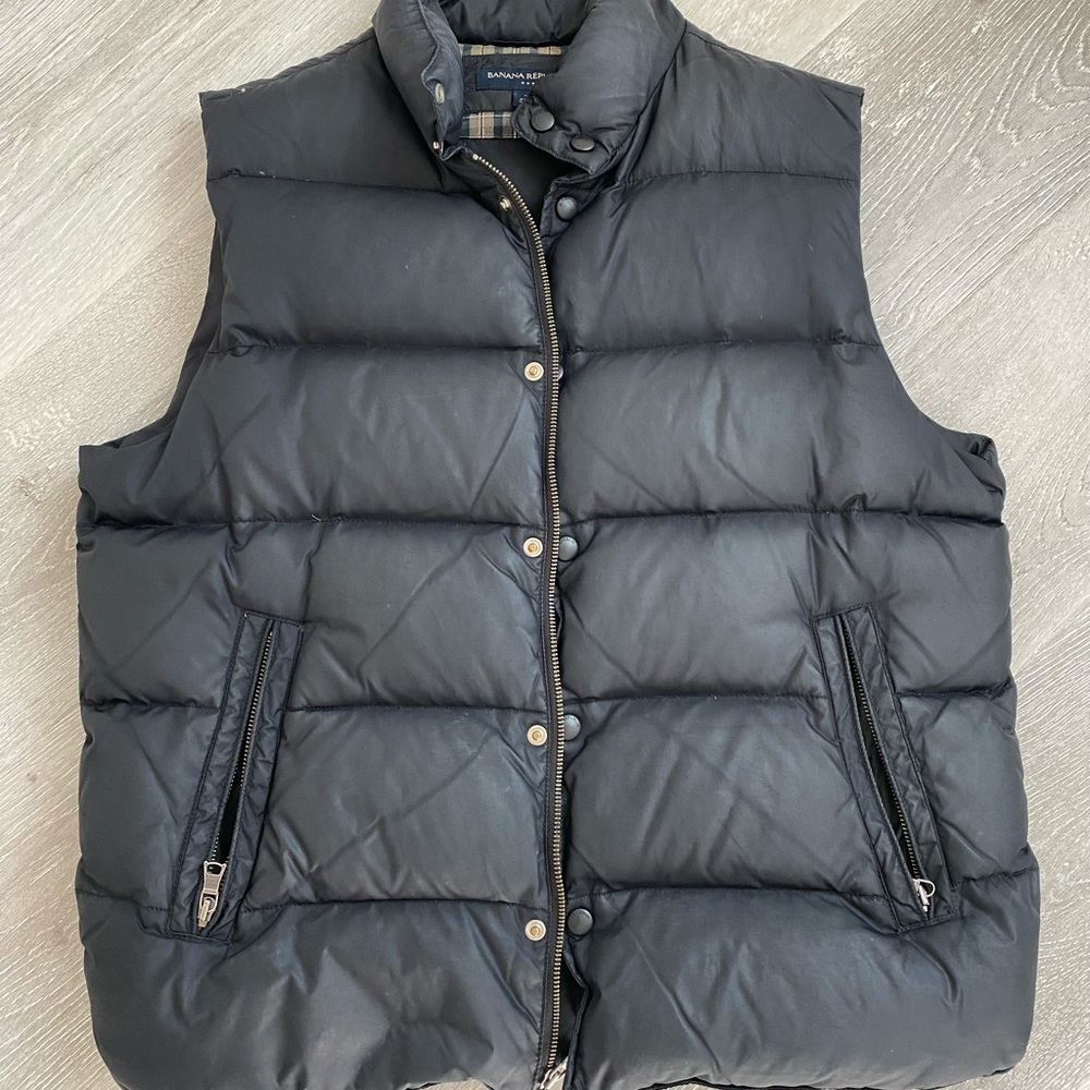Men’s Banana Republic puffer vest medium.